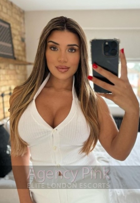 Top call-girl Hadlie looking seductive in her recent naughty selfie photos