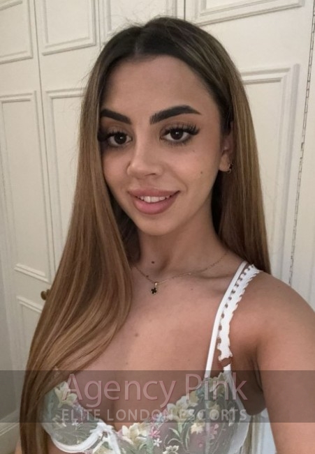 A natural escort selfie photo of London call-girl Florence