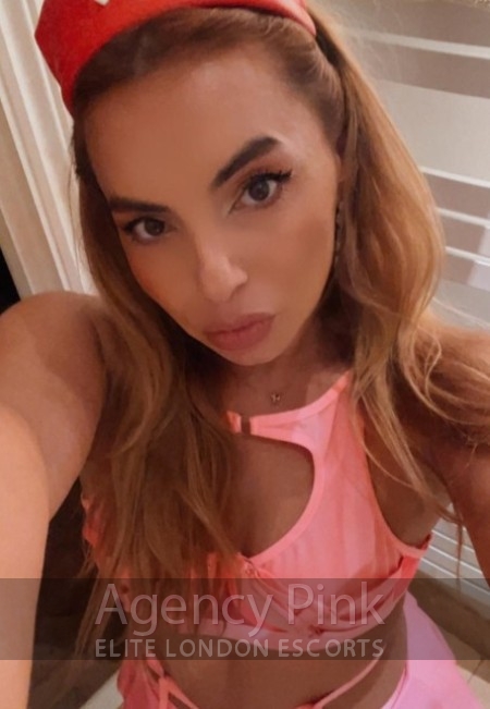 Stunning escort Tammy has sexy natural curves in this selfie photo